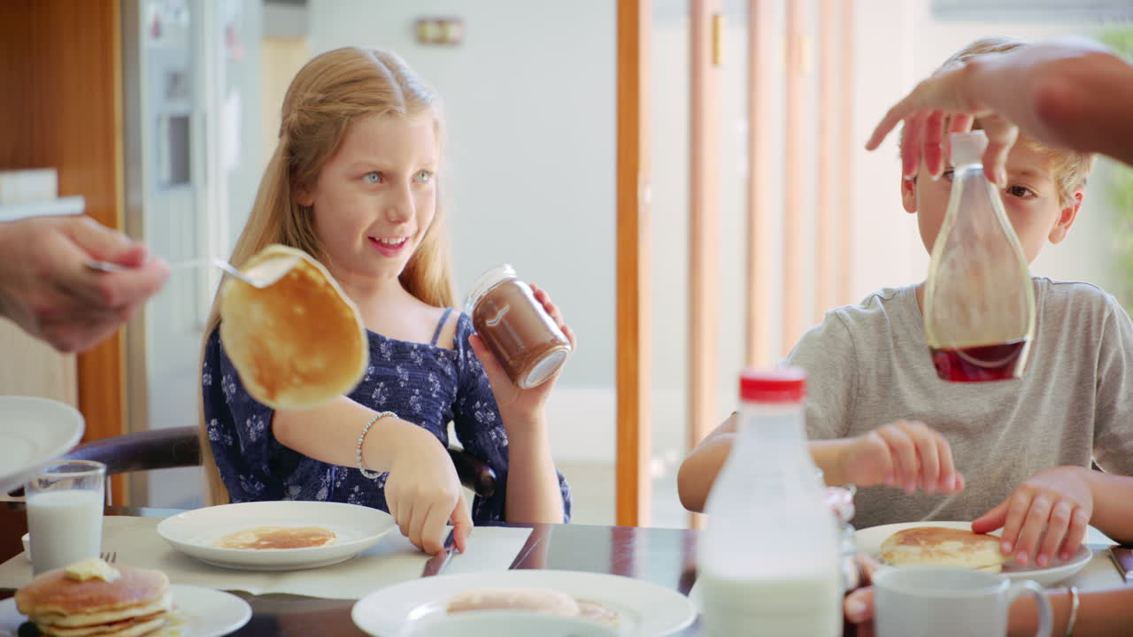 disfrutando del desayuno en familia