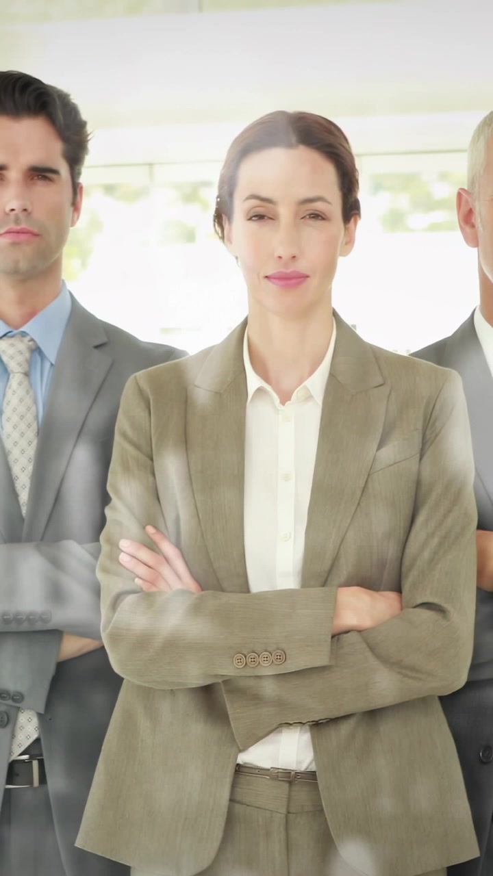 Video verticale: Dirigenti in piedi in ufficio; una sovrapposizione circolare che scorre, creando un focus aziendale.