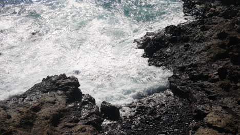 海の波が海岸の岩にぶつかる