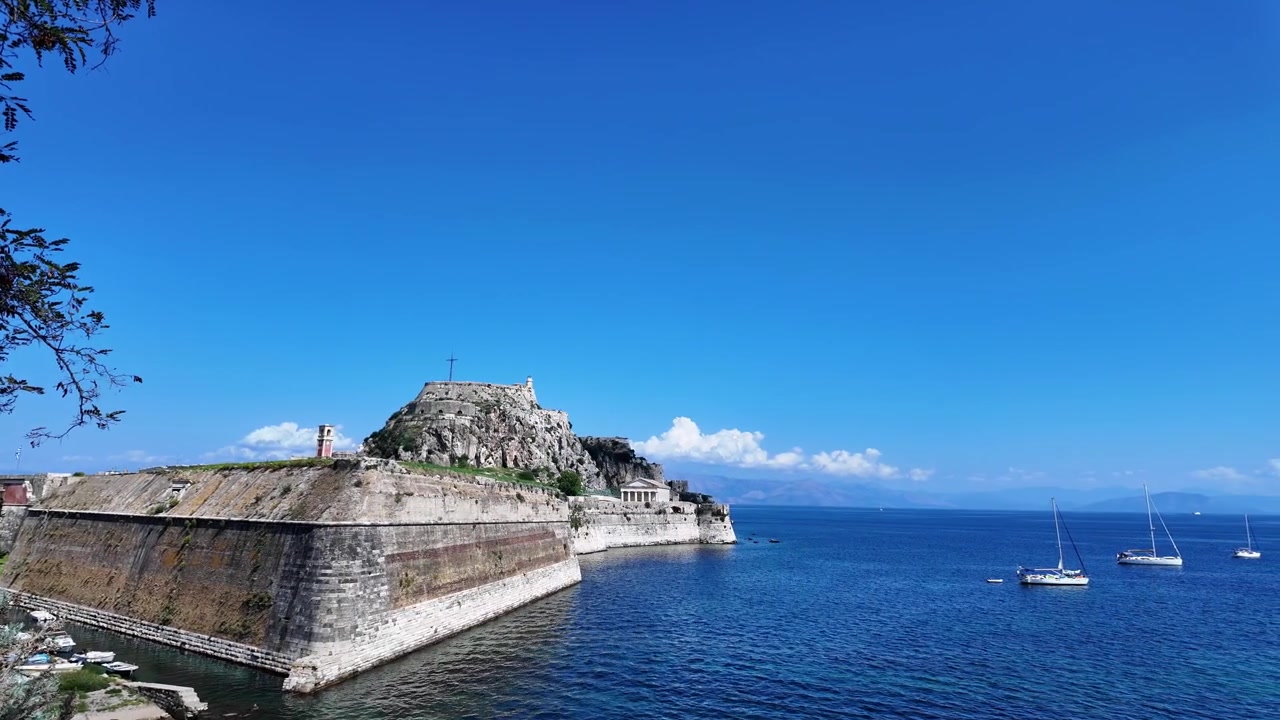 ギリシャ、コルフ島の旧要塞。ヴェネツィア・ビザンチン時代の城が丘の上に建つギリシャの島