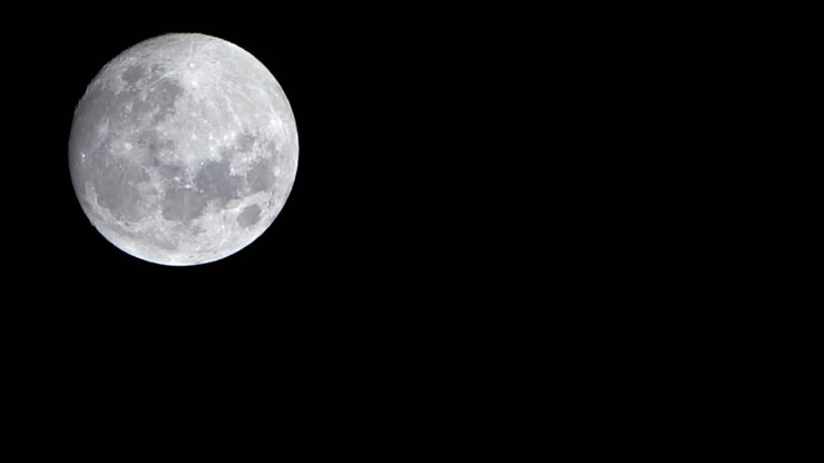 Time-lapse da lua cheia se pondo no céu noturno, close-up de astronomia.