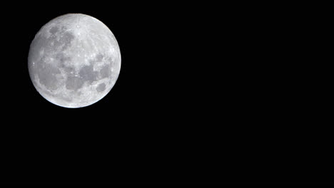 lapso de tiempo de puesta de luna llena en el cielo nocturno, astro de primer plano