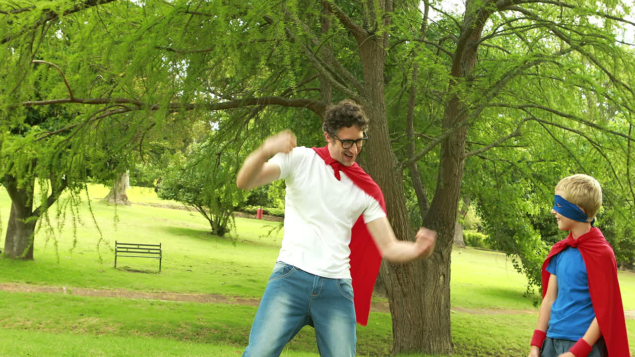 아버지와 아들이 슈퍼히어로인 척하는