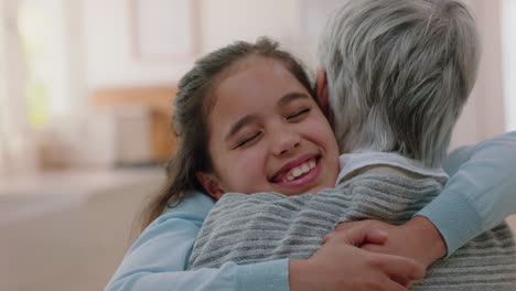 niña feliz abrazando a la abuela sonriendo abrazando a la nieta amando a la abuela disfrutando del afecto en casa concepto de familia imágenes 4k