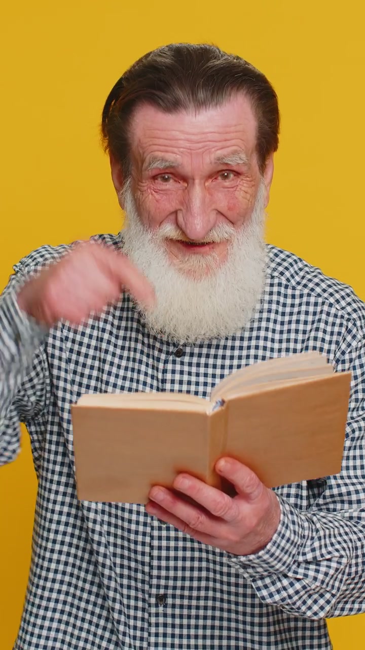 Vecchio anziano felice che legge storie di favole divertenti interessanti libri di svago hobby studio di apprendimento