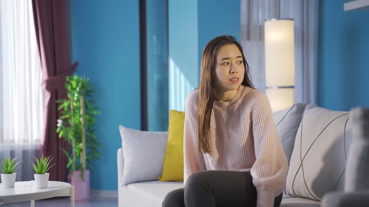 공황상태에 빠진 아시아 젊은 여성은 두려워하고 흥분하고 있습니다.