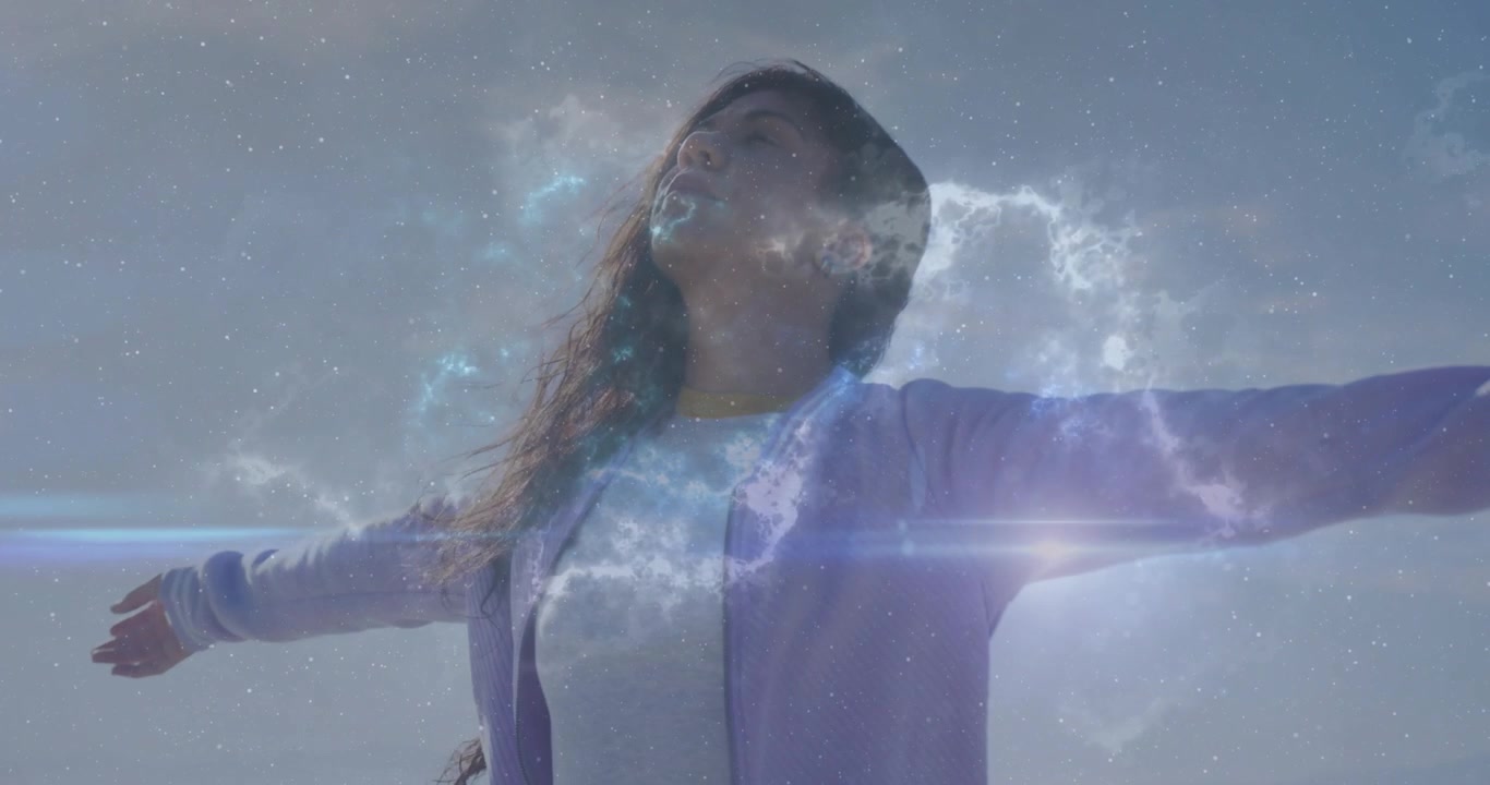 Mulher adulta respirando e abrindo os braços, nebulosa se estendendo do peito às mãos, auxiliando o bem-estar