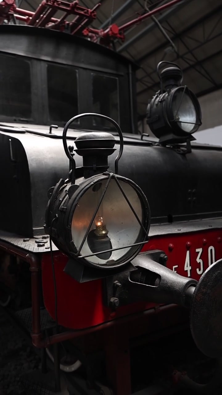 Nahaufnahme eines Scheinwerfers einer historischen Elektrolokomotive im Museum.