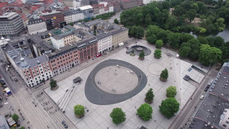 en regardant d'en haut, vous verrez la place d'israël au cœur de copenhague, animée par les gens et l'énergie de la vie urbaine.