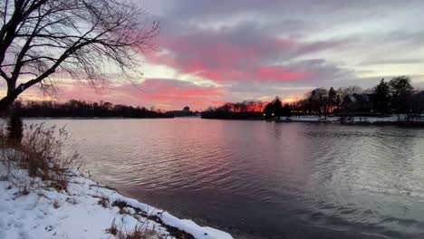 Nubes-De-Colores-Después-Del-Atardecer-En-Minneapolis-Minnesota-Lago-De-Las-Islas