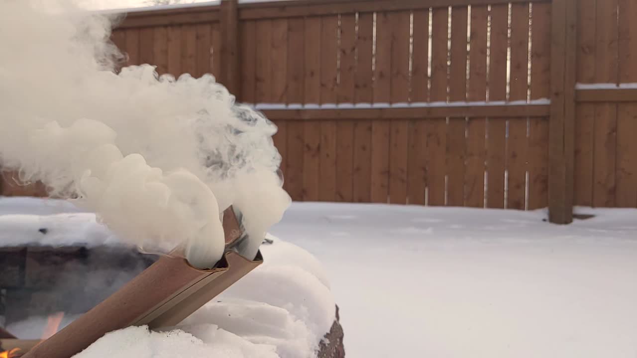 카드 보드 튜브에서 두꺼운 연기가 발생합니다.