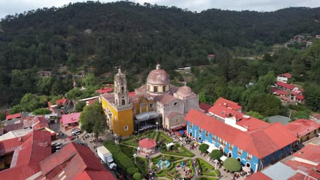 Rotierende-Drohnenaufnahme-Der-Mexikanischen-Bergbaustadt-Mineral-Del-Chico-In-Hidalgo