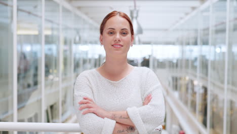 cara, mujer y líder de negocios brazos cruzados
