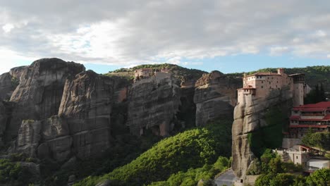 monasterio de roussanou en primer plano y monasterio de varlaam en el fondo, meteora, kalabaka, grecia