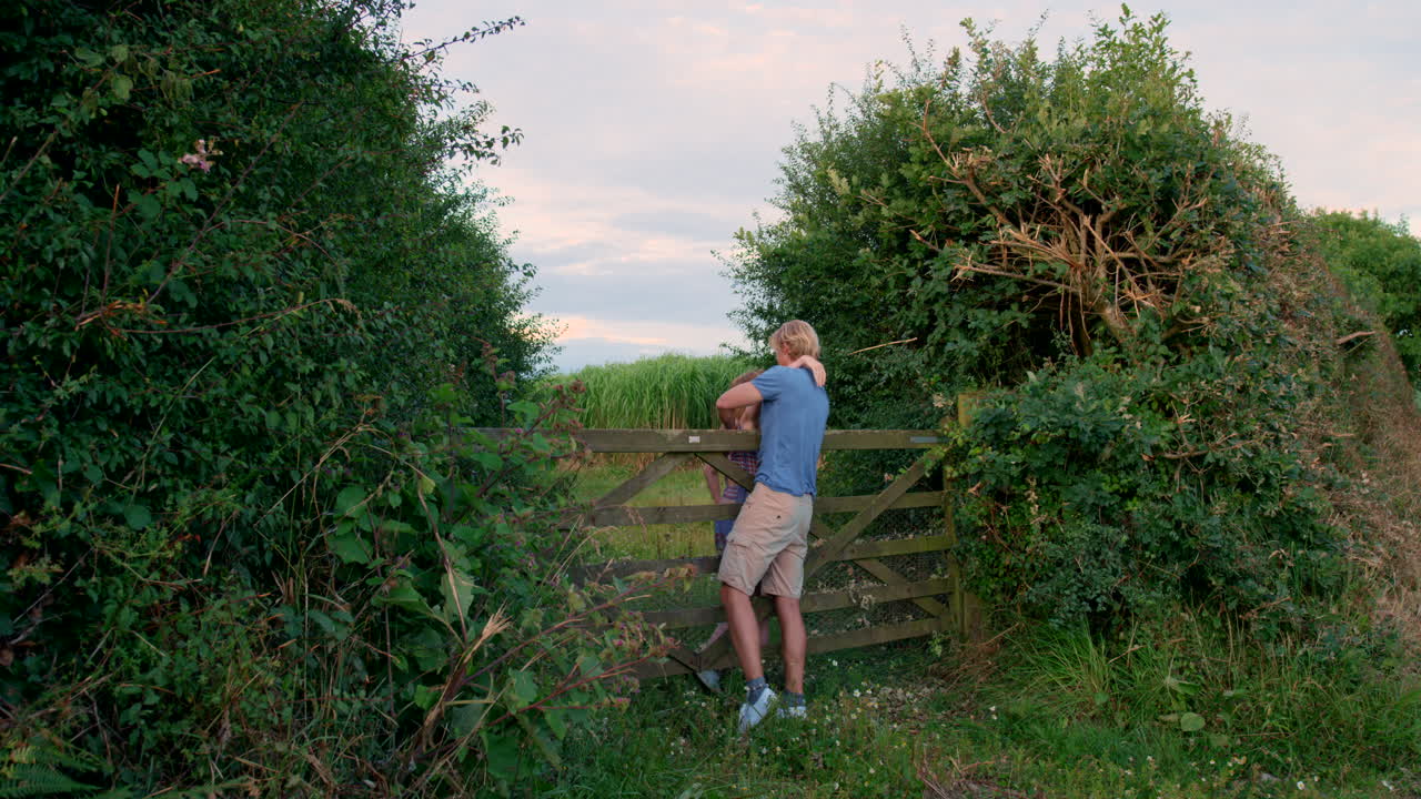 시골 을 탐험 하는 부부