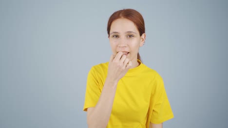 Mujer-Aplicando-Lápiz-Labial.