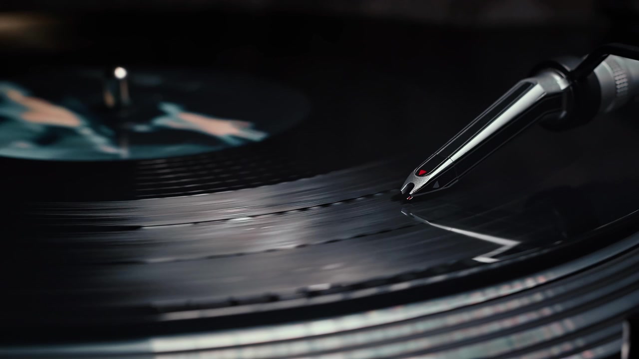 Primo piano di un disco in vinile che gira su un giradischi con la puntina nell'inquadratura