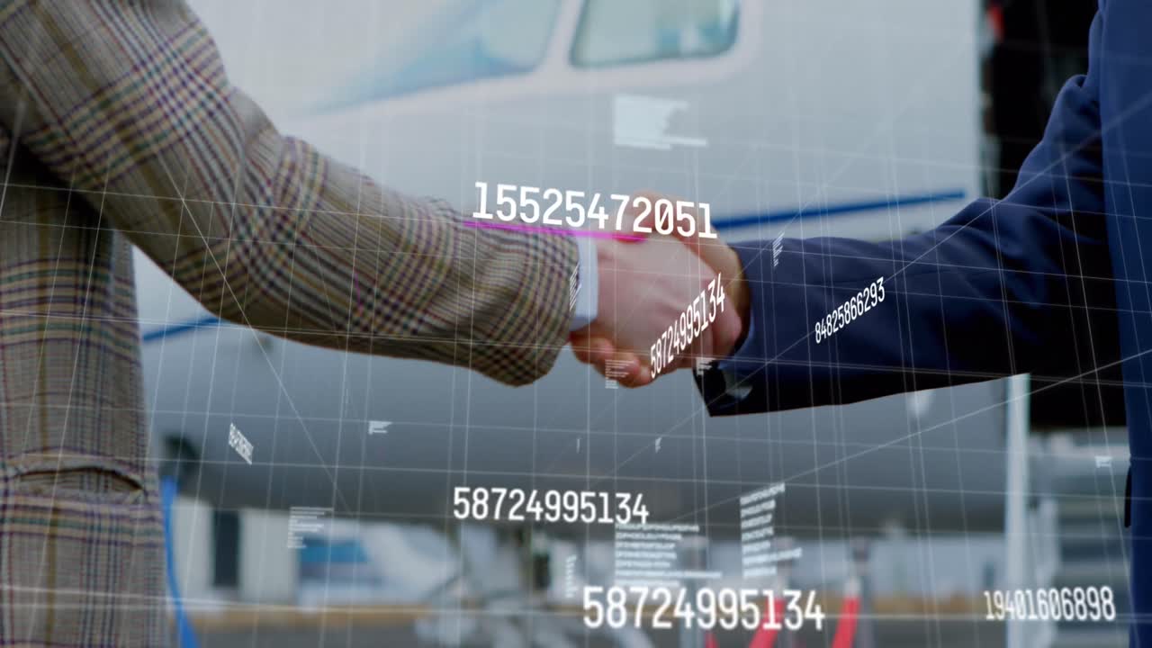 Animazione di elaborazione dati su diversi professionisti che si stringono la mano.