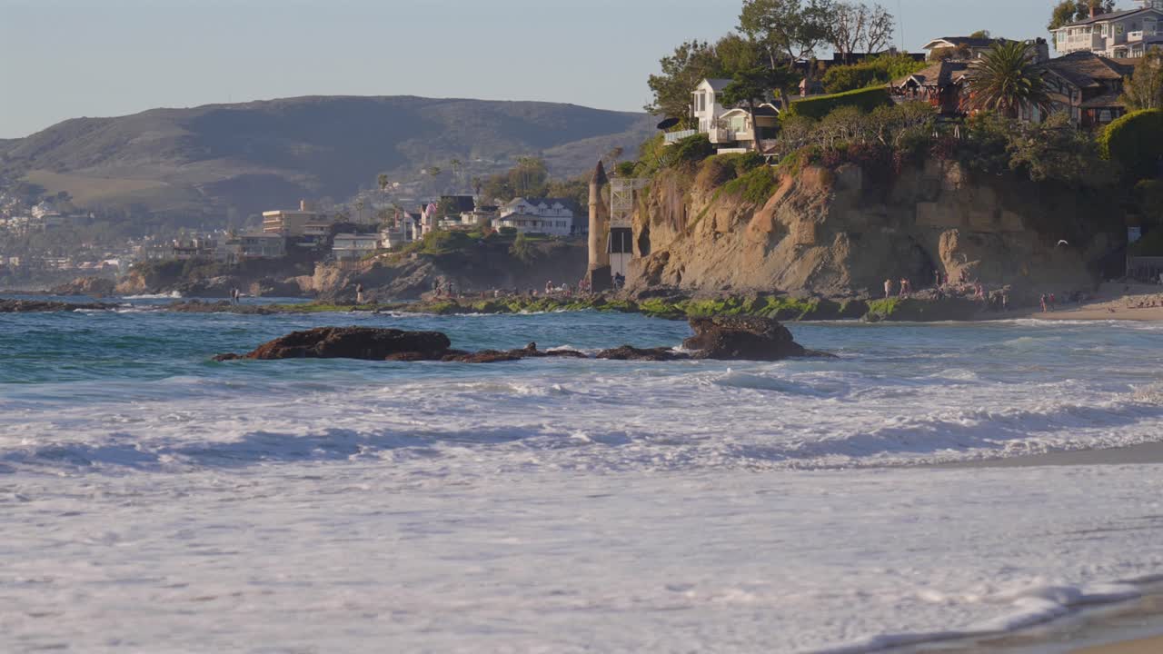 Vista della torre dei pirati a Victoria Beach a Laguna Beach, California.