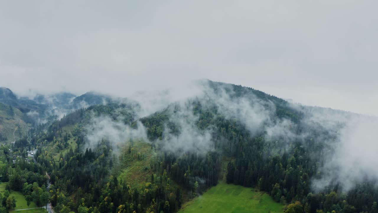 Paisaje montañoso de niebla