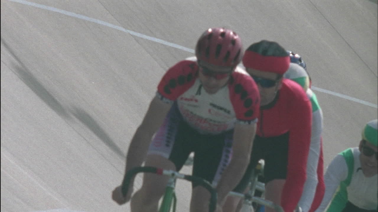 여러 명의 사이클리스트가 원형 트랙을 돌고 있습니다.