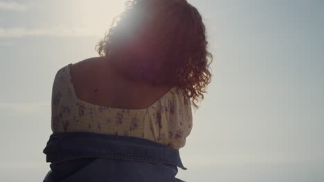 Unbekanntes-Mädchen-Steht-Rückwärts-Am-Strand-Und-Genießt-Die-Helle-Abendsonne.