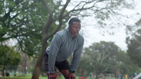 hombre descansando después de un entrenamiento en un parque