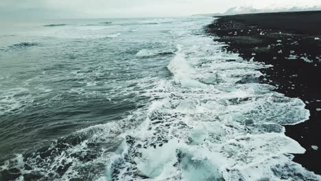 Vista-Aérea-De-La-Playa-De-Diamantes-En-Islandia