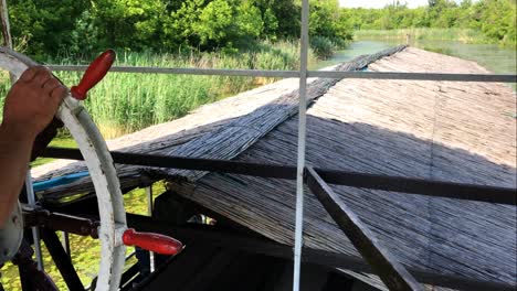 barco de vela en el lago pantanoso