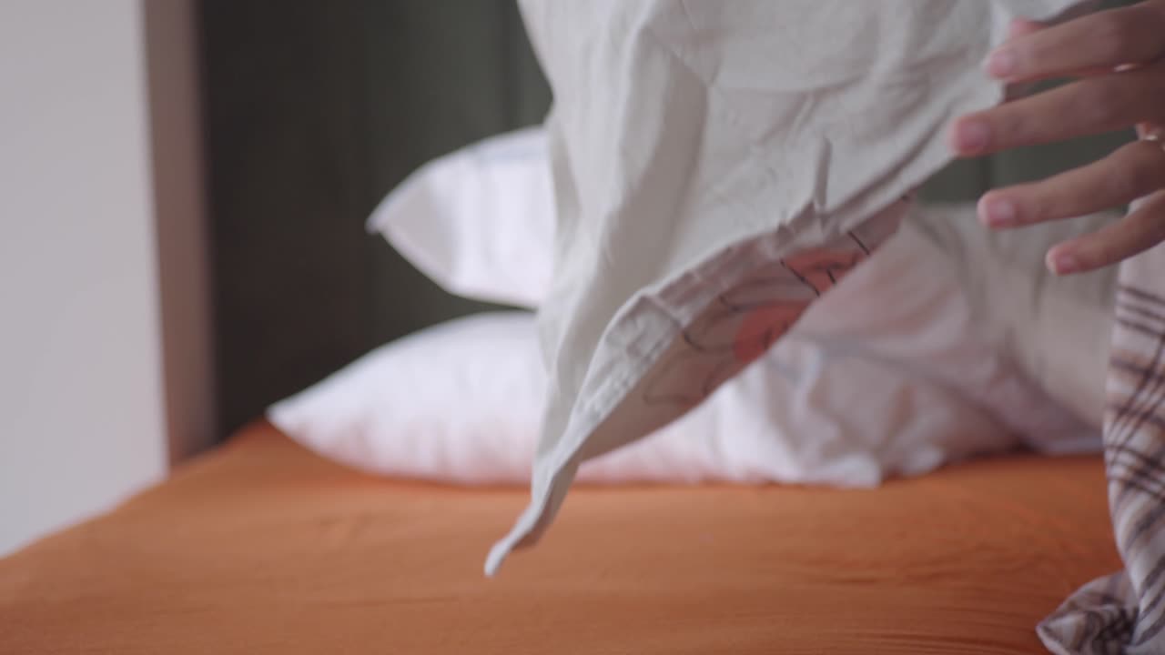 침대를 짓는 여자