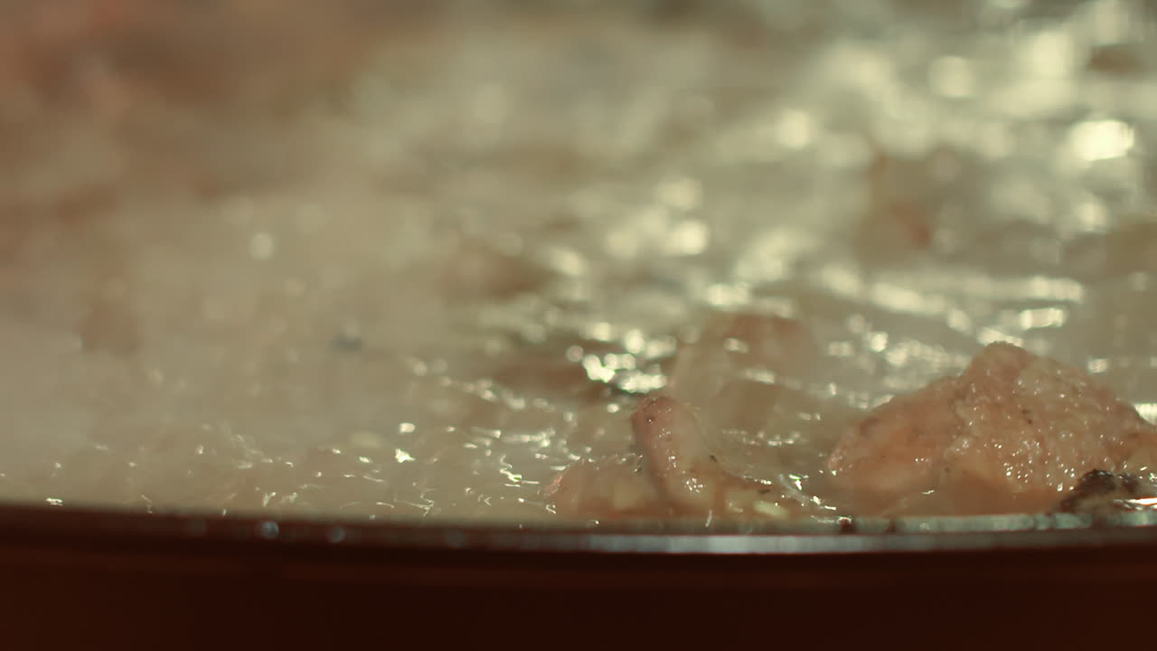 발렌시아 거리에서 파엘라를 요리하는 것