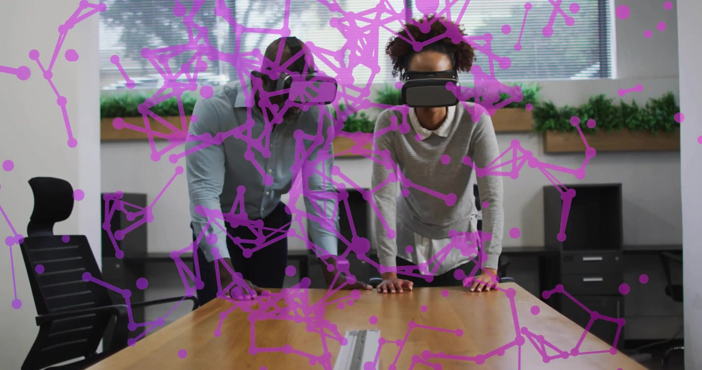 Kolleger tager VR-headsets på og navigerer i et udvidende netværksoverlay til forretningsanalyse.
