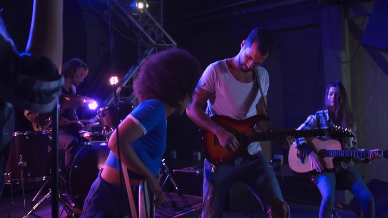 musicisti che si esibiscono durante un concerto