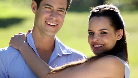 hombre llevando a su bonita novia en el parque