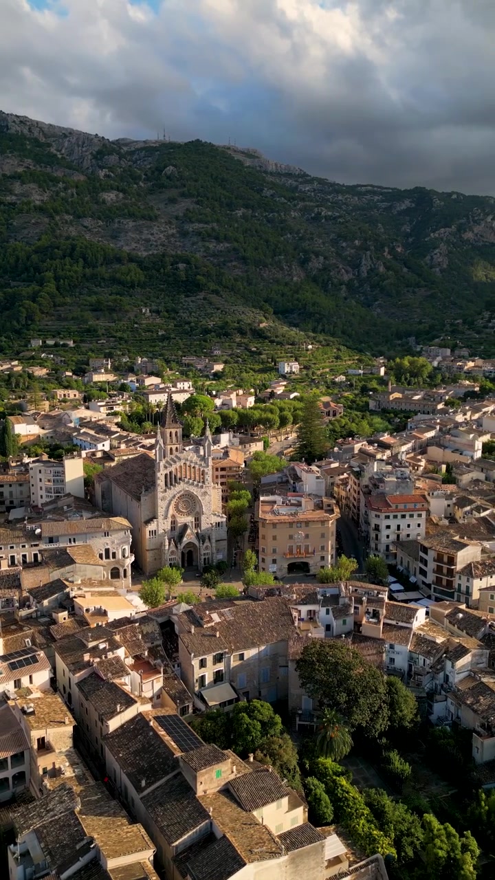 Chiesa di Sant Bartomeu Maiorca Spagna, ripresa con drone che ruota in senso orario