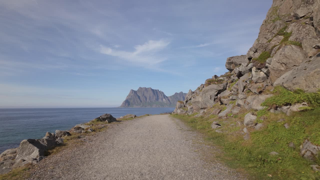 Nadbrzeżna ścieżka rowerowa w Hauklandstranda na Lofotach w Norwegii. Ujęcie POV.