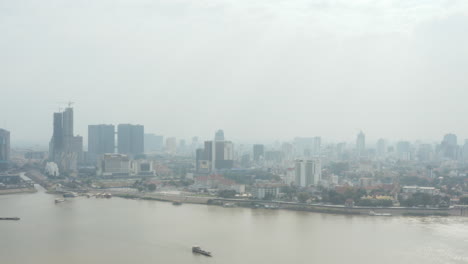 Elevación-Aérea-De-Phnom-Penh-Contaminado-En-Un-Día-Contaminado