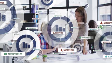 animación del procesamiento de datos sobre diversas personas de negocios hablando