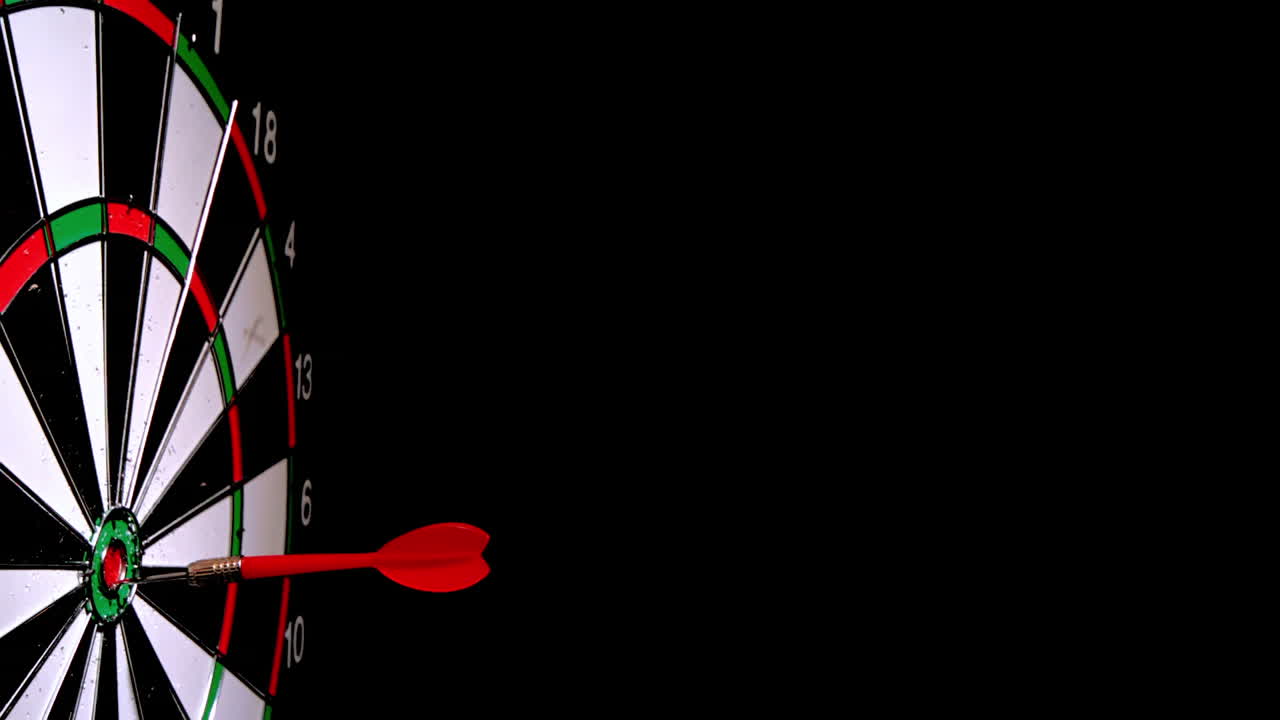 검은색 배경 에 있는 황소 의 눈 을 타격 하는 화살