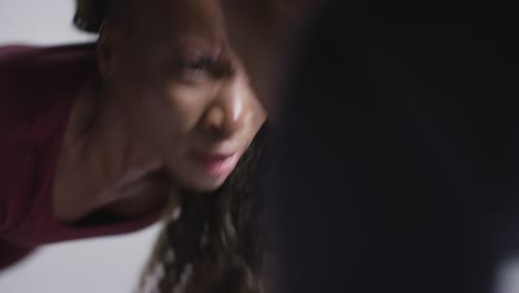 fotografía de estudio de dos mujeres vestidas con ropa de gimnasia frente a frente haciendo ejercicio 9
