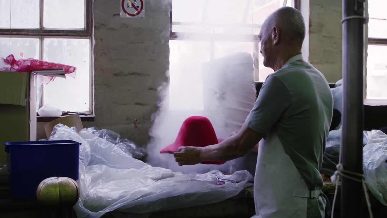 hombre de raza mixta trabajando en una fábrica de sombreros