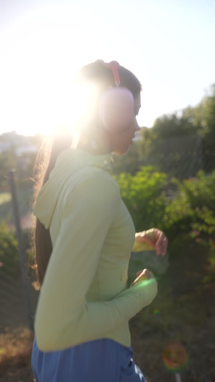 Donna che fa jogging all'aperto