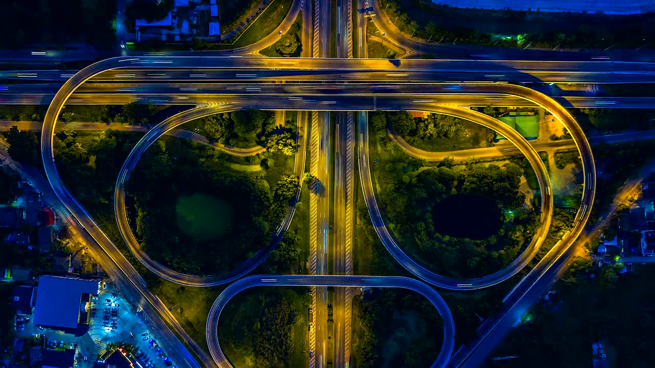 서커스 교차로의 세부 사항에서 고속도로, 고속도로 및 고속도로의 상단 뷰 시간 지연