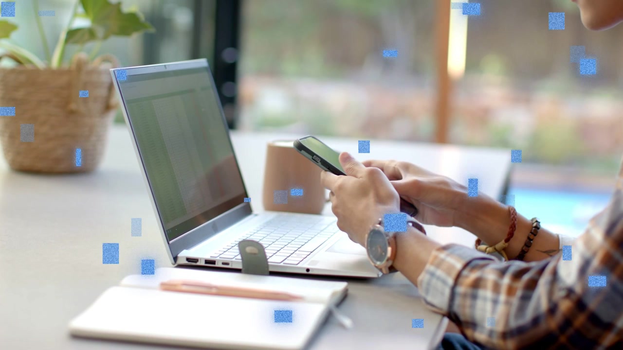 Pria Mengetik di Laptop, Berhenti Sejenak, Memeriksa Pesan Ponsel Pintar dengan Overlay Kotak Biru pada Teknologi
