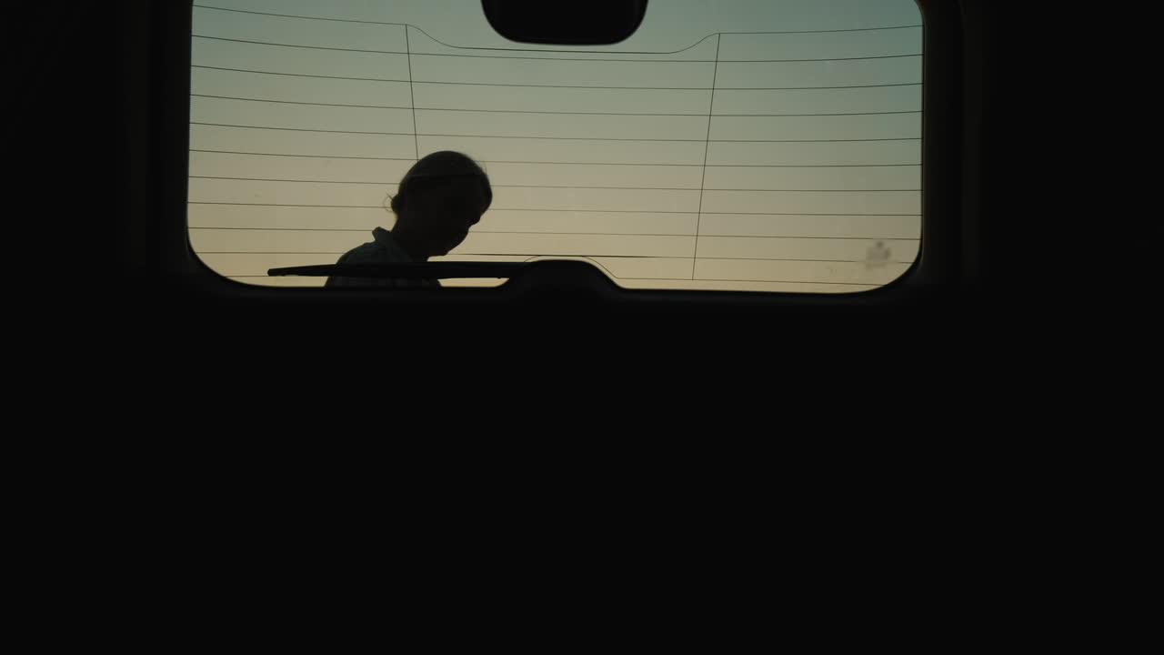 여자는 주차장에 있는 자동차 트렁크에 있는 상점에서 패키지를 저장합니다.