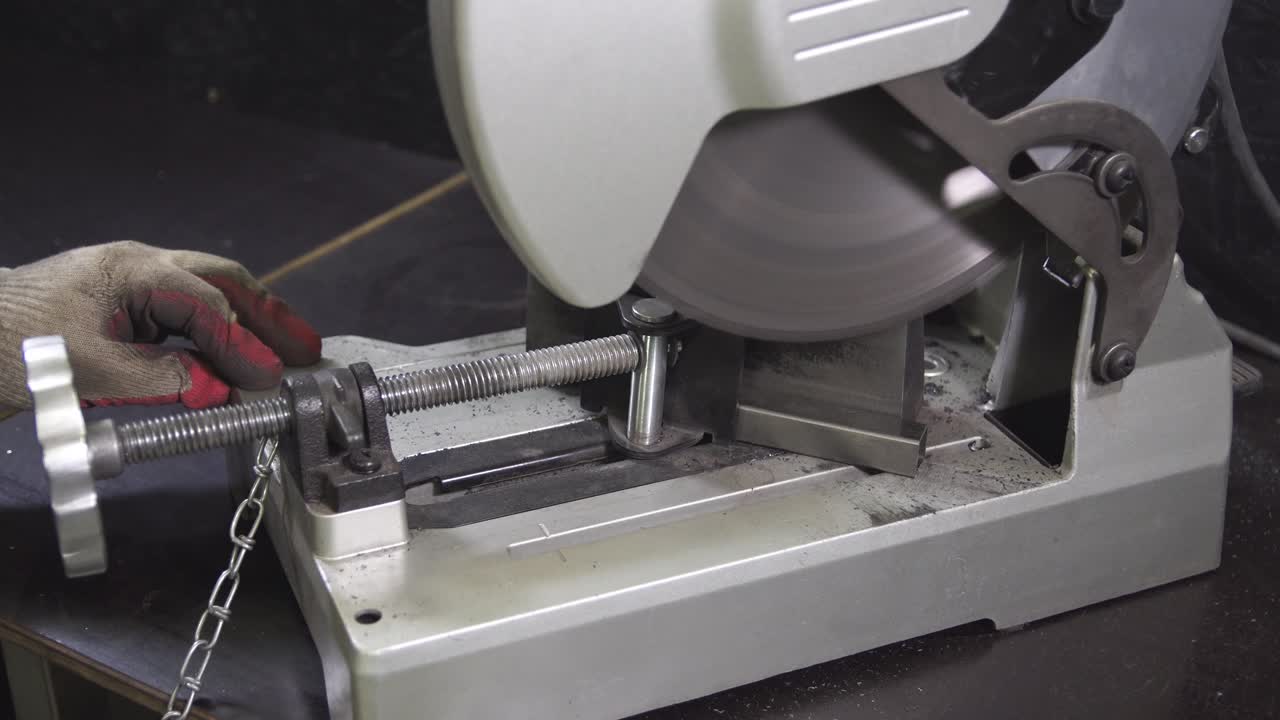 워크에서 기계로 금속을 는 것.