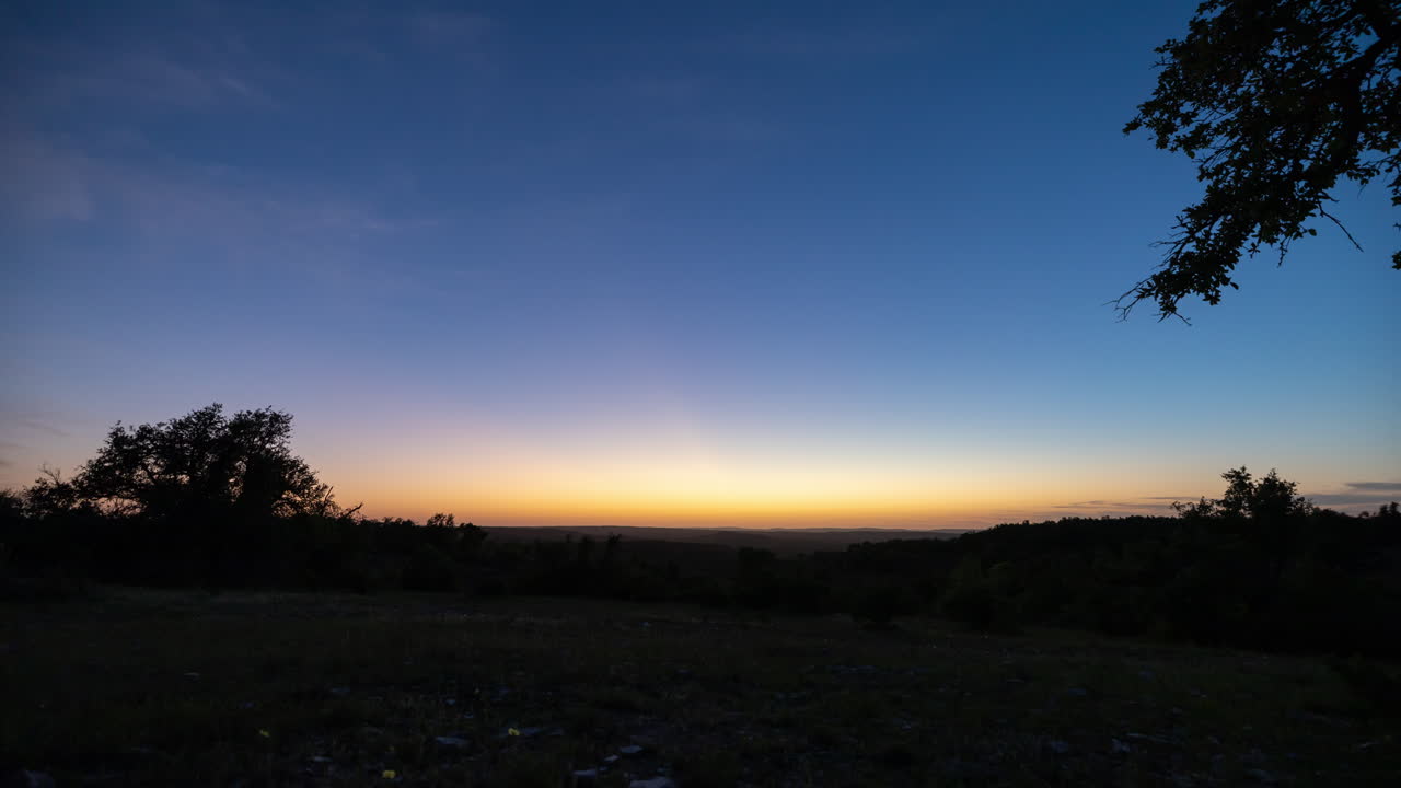 Hermoso time-lapse de atardecer en una ladera rural del Texas Hill Country.