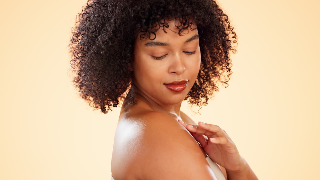 Bellezza, cura della pelle e spalla di donna in studio