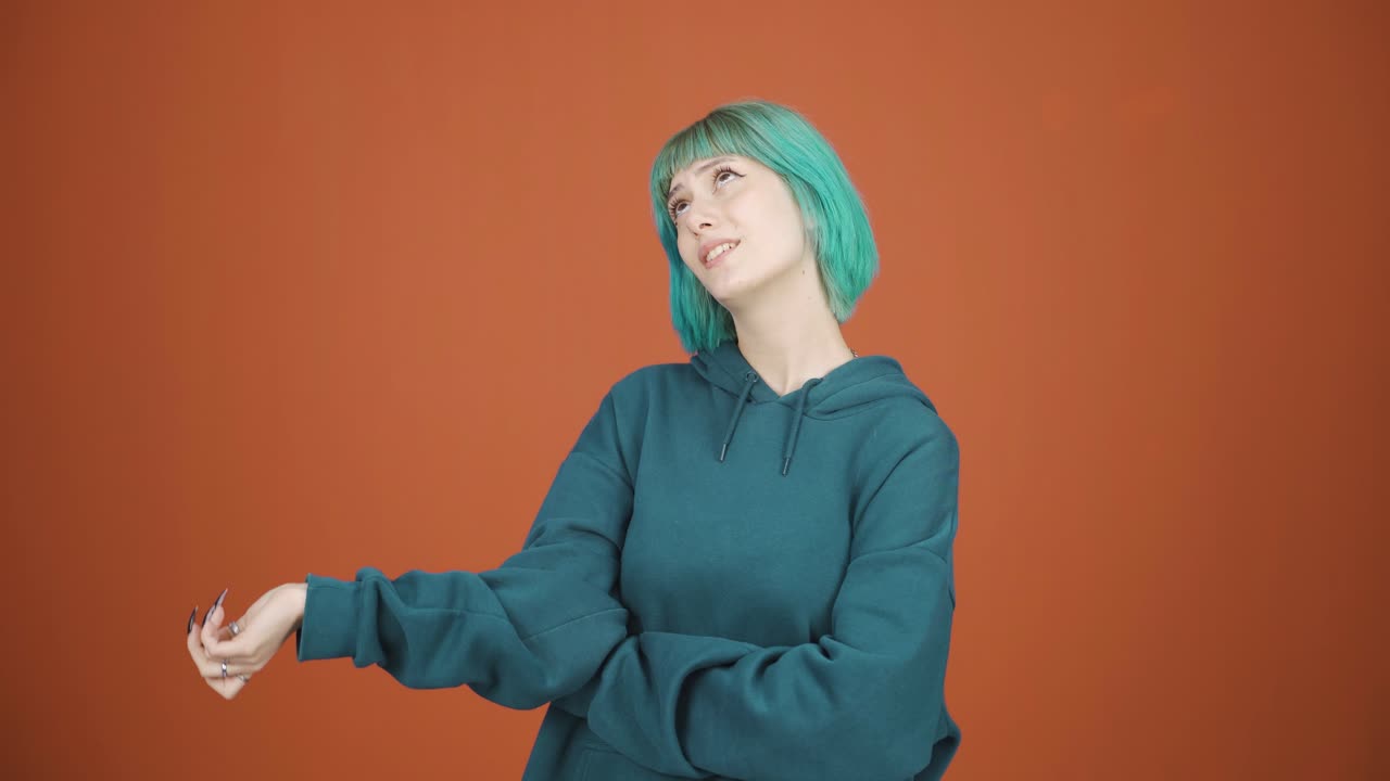 젊은 여자는 꿈을 꾸고 있습니다.