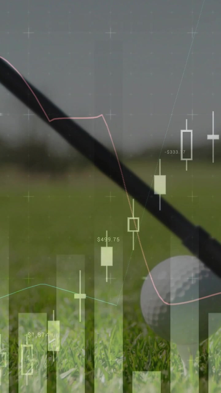 Mazza da golf che oscilla e colpisce una pallina da golf sull'erba al tee, con grafici a candele animati e spazio per il testo.